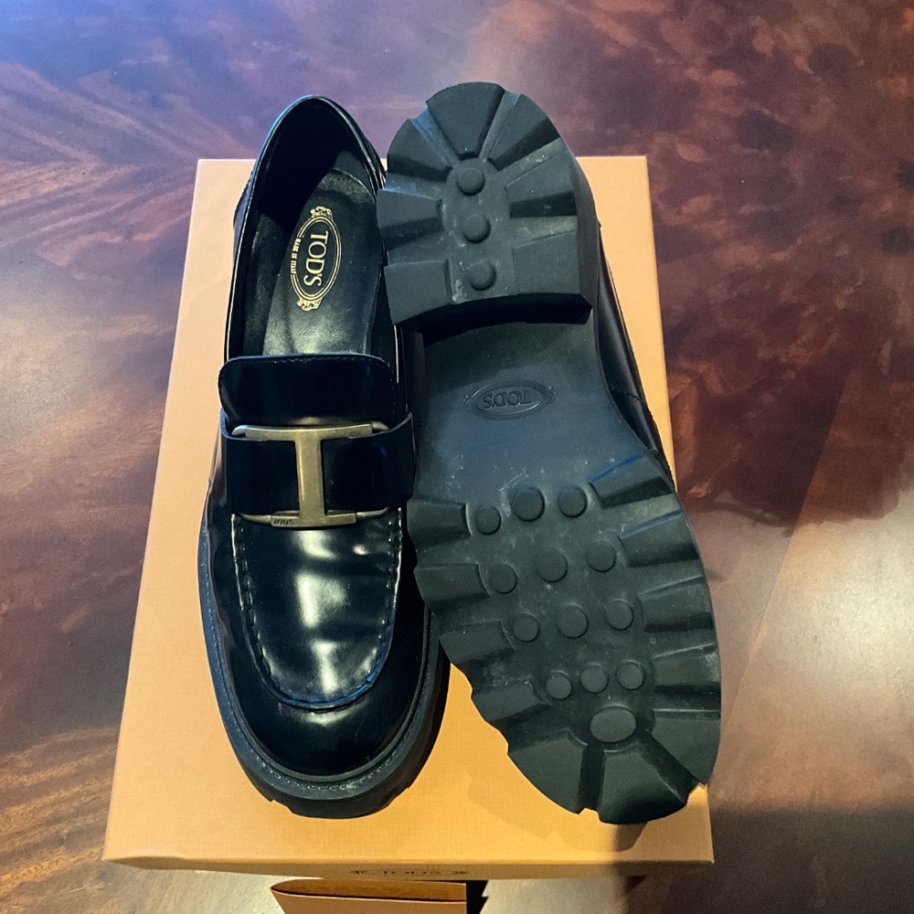 TOD’S Black Leather Lugg Sole Loafer in Size 9 with Gold Buckle - Picture 7 of 7